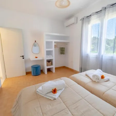 Elizabeth By Antigone Halikúnasz