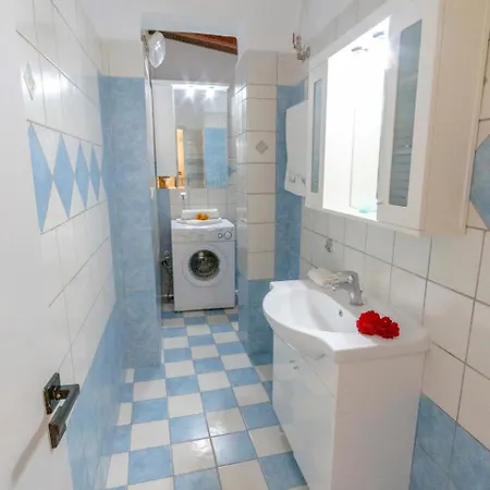 Elizabeth By Antigone *