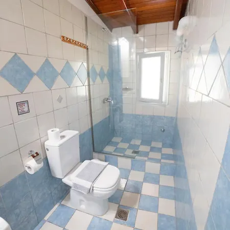 Elizabeth By Antigone Halikúnasz