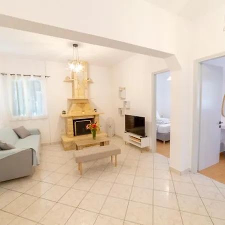 Elizabeth By Antigone Holiday home *